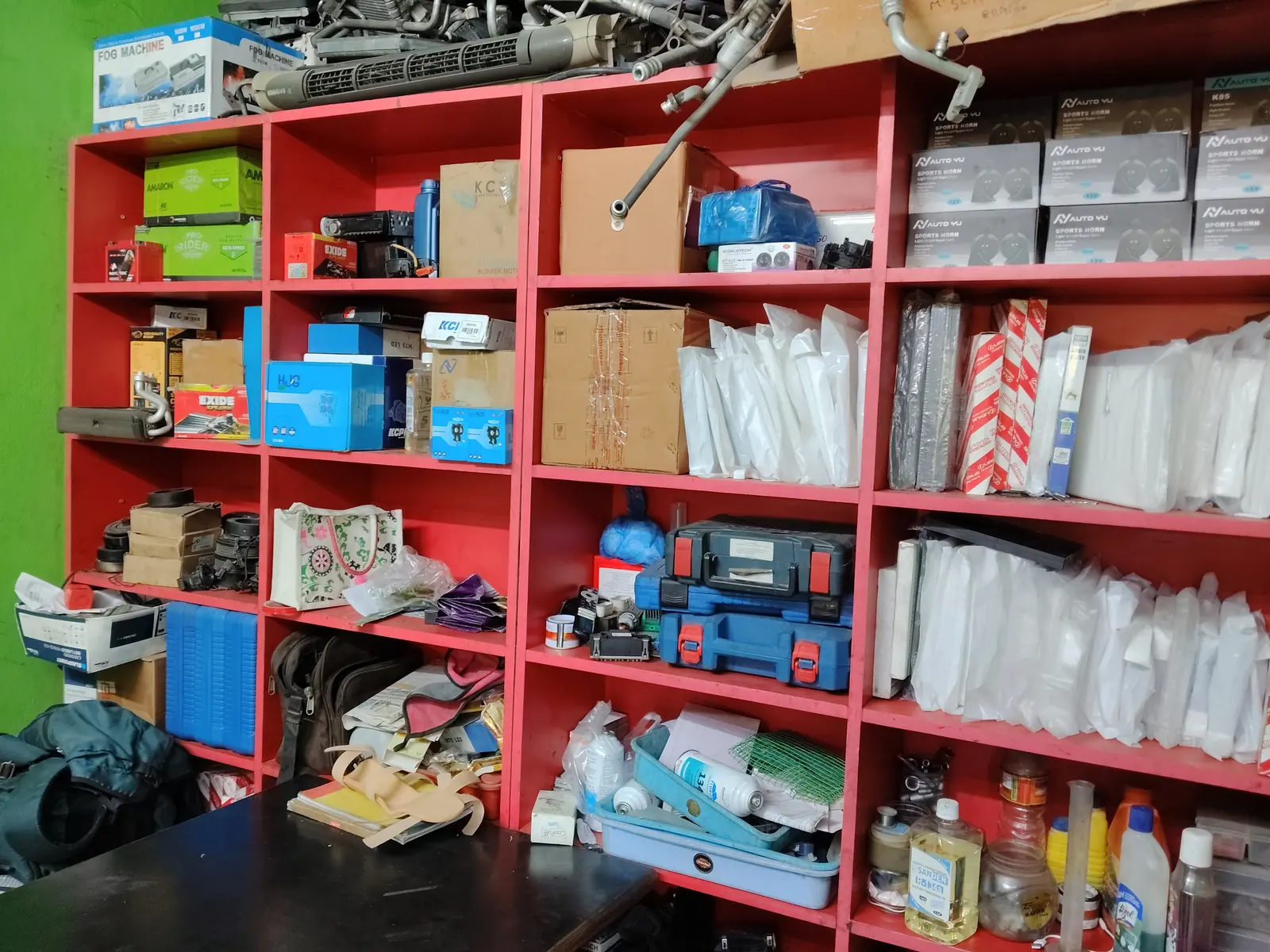 Battery Hub, inside the shop, photo 3