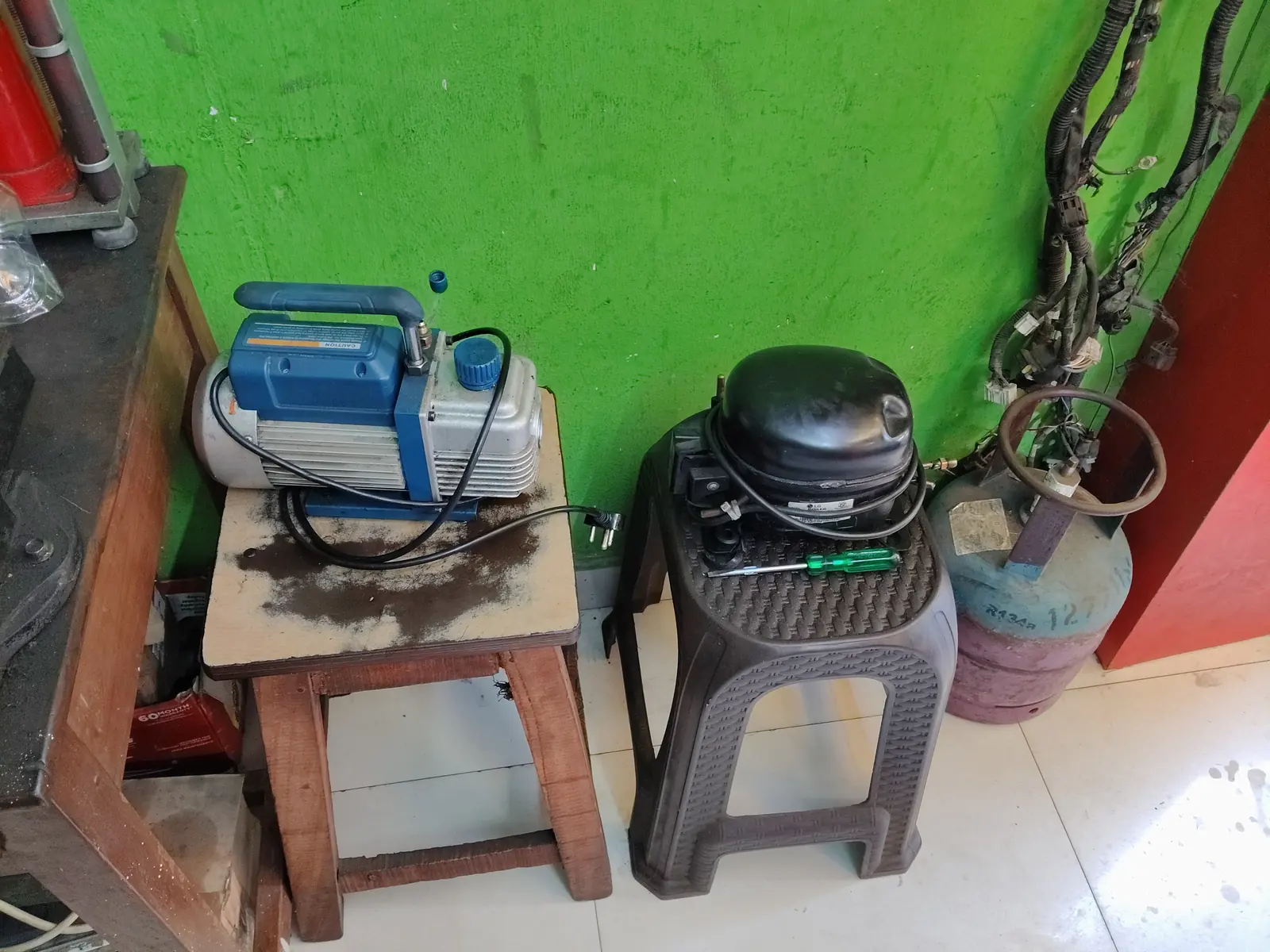 Battery Hub, inside the shop, photo 4