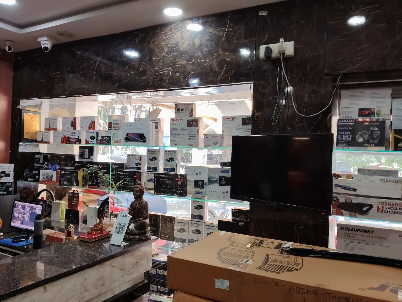 Carz Infinite Car Accessories, inside the shop, photo 4